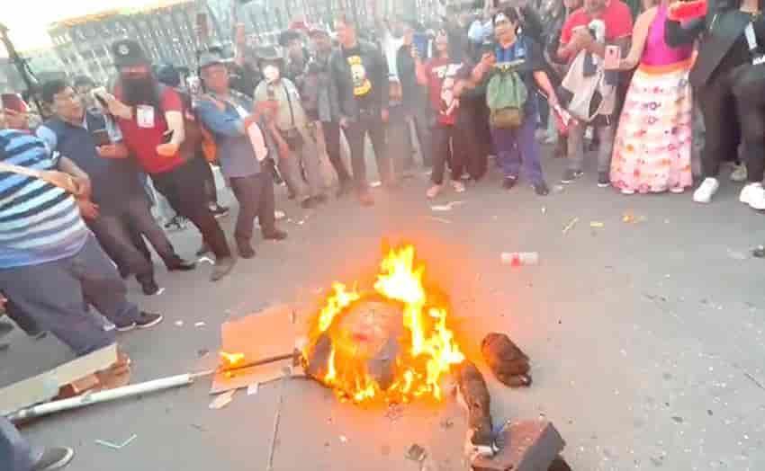 Condenan quema de piñata con cara de Norma Piña en mitin de Obrador