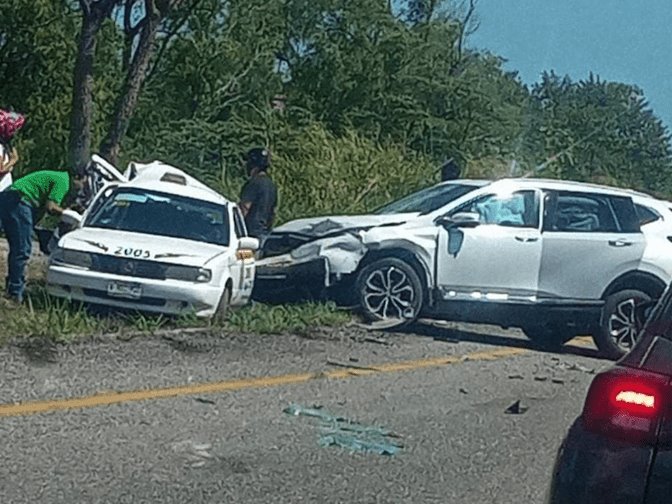 ¡Iba a exceso de velocidad! Camioneta colisiona taxi en la Majahua, hay dos heridos