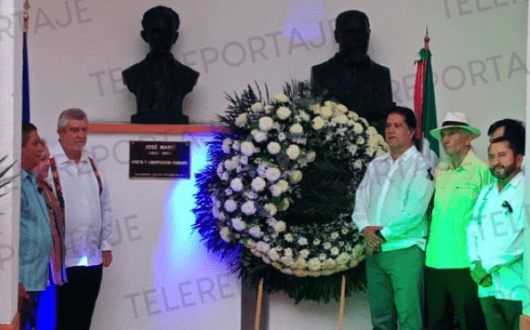 Rinden homenaje al poeta José Martí al pie de su estatua en el Instituto Juárez