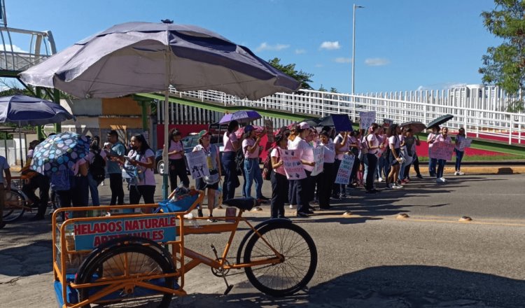 Con marcha, normalistas de Tabasco piden cese de maestro acusado de acoso