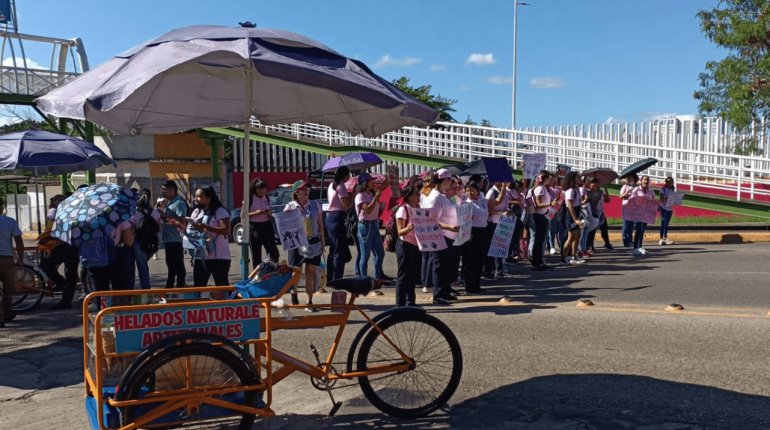 Con marcha, normalistas de Tabasco piden cese de maestro acusado de acoso