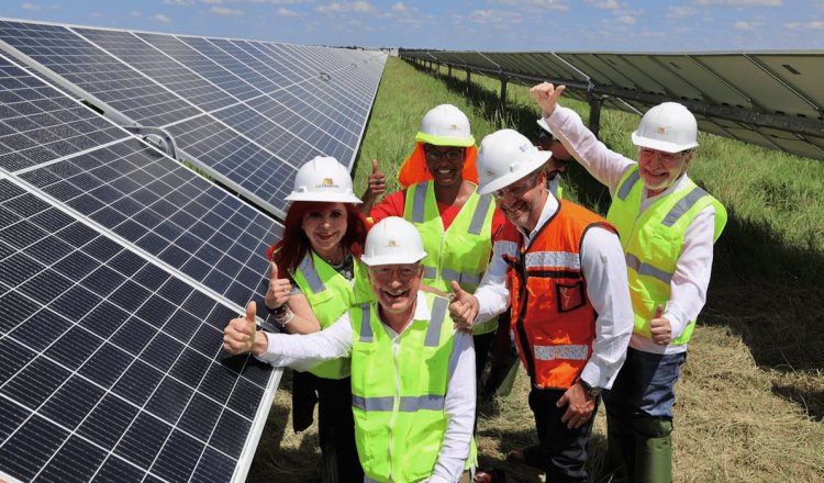 Presume Ken Salazar planta solar de Campeche que abastece a 300 mil hogares de la Península de Yucatán