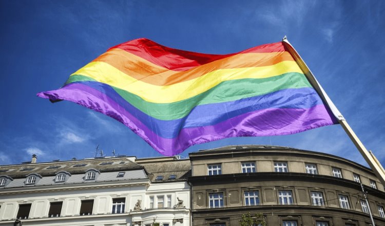 Aprueba Uganda ley que incluye pena de muerte a personas LGBTQ+