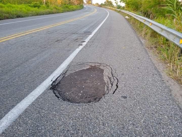 Advierten pobladores de Centla riesgos por condiciones de la carretera Villahermosa-Frontera