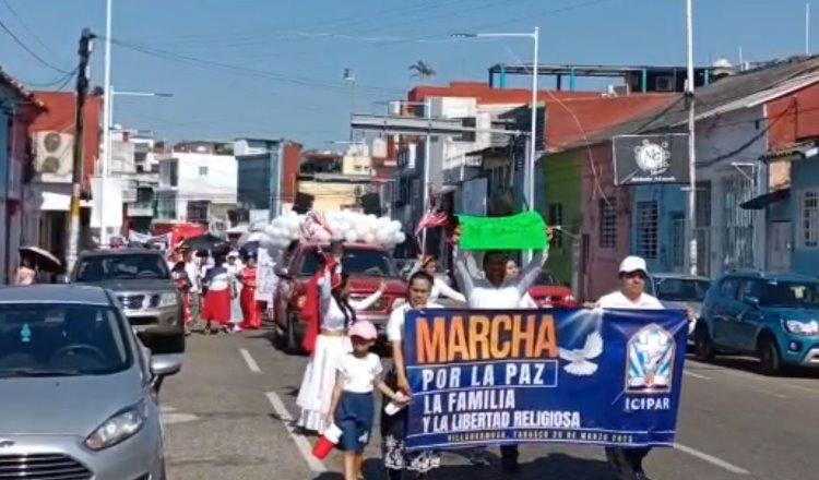 Marchan integrantes de iglesia pentecostés por la paz, la familia y libertad religiosa en Tabasco