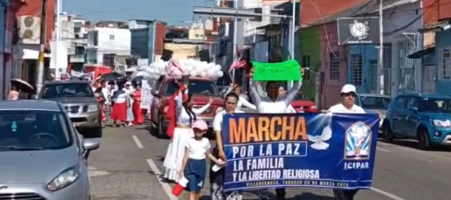 Marchan integrantes de iglesia pentecostés por la paz, la familia y libertad religiosa en Tabasco