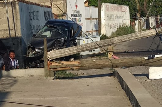 Auto vuelca en la Miguel Hidalgo y derriba dos postes