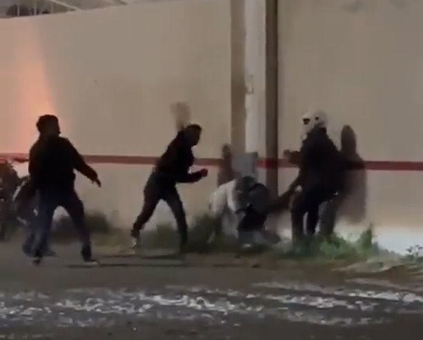 ¡Indignante! Jóvenes agreden a golpes y a pedradas a policías para evitar ser detenidos en Jalisco