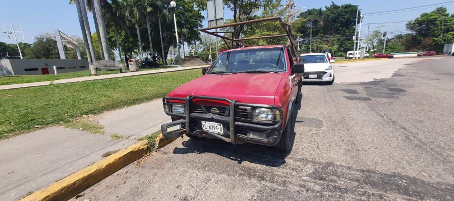 Automovilista invade carril, choca y vuelca en el periférico