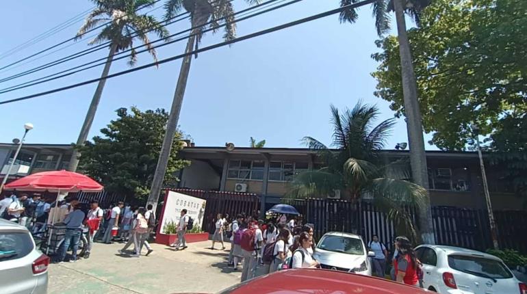 Se lanza estudiante de planta alta de edificio del Cobatab 1