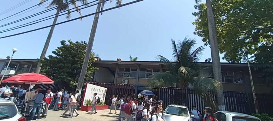 Se lanza estudiante de planta alta de edificio del Cobatab 1