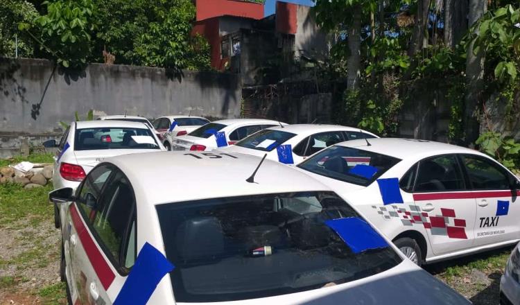 Acusan taxistas que restricción de servicio en la Feria es para dar paso a la entrega emergente de placas