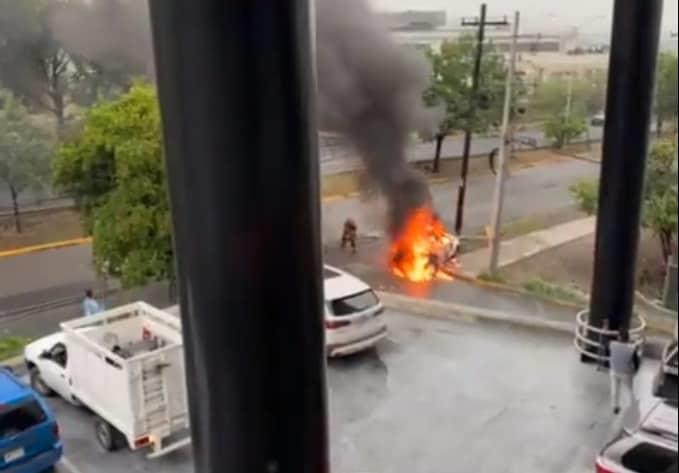 Se viraliza auto circulando en llamas en avenida de Nuevo León 