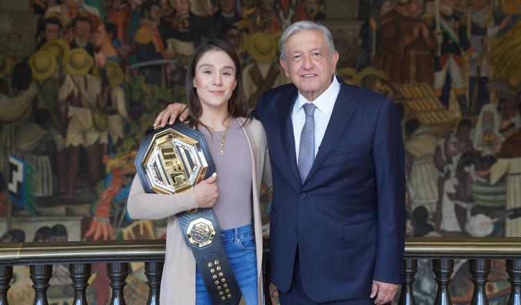 AMLO recibe a la mexicana Alexa Grasso, campeona mundial de la UFC