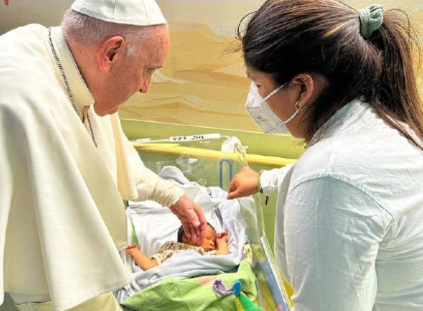 Papa Francisco bautiza a bebé durante su estancia en hospital