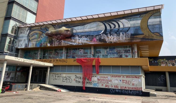 Estudiantes vandalizan mural de Siqueiros en Rectoría de la UNAM