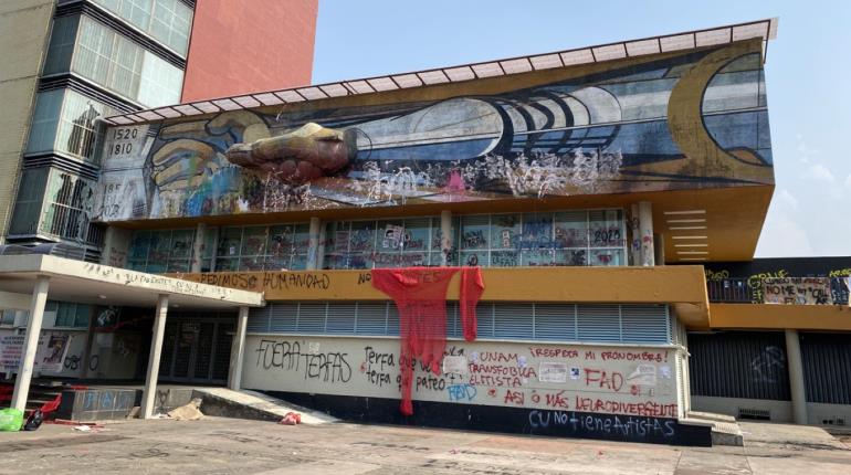 Estudiantes vandalizan mural de Siqueiros en Rectoría de la UNAM