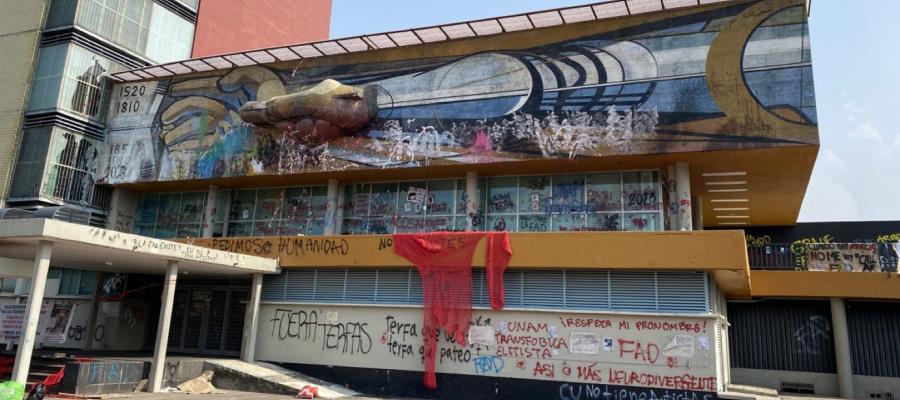 Estudiantes vandalizan mural de Siqueiros en Rectoría de la UNAM