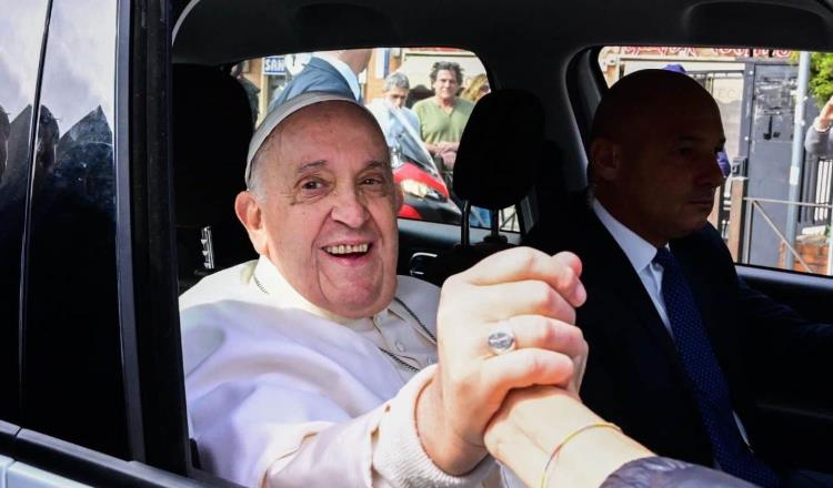 Papa Francisco es dado de alta y bromea "sigo vivo"