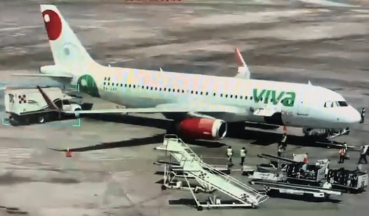 Camión se impacta contra cola de avión en aeropuerto de Guadalajara