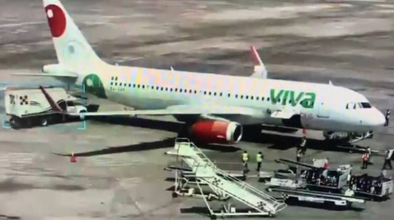 Camión se impacta contra cola de avión en aeropuerto de Guadalajara