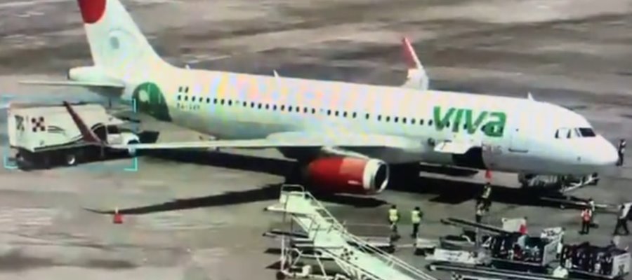 Camión se impacta contra cola de avión en aeropuerto de Guadalajara