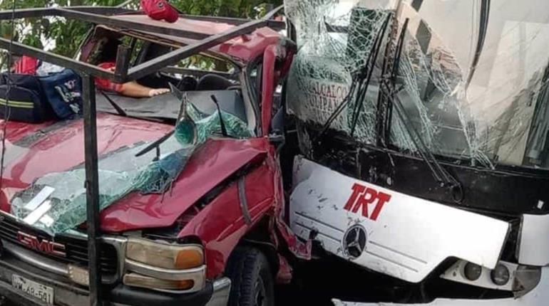 Choca autobús de pasajeros y camioneta particular en la Comalcalco-Cárdenas