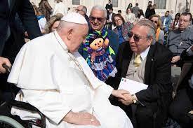 Papa Francisco recibe muñeca Otomí como obsequio de la embajada de México en el vaticano