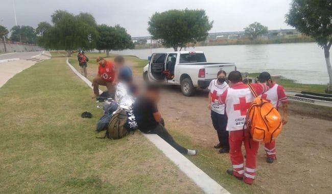 Rescatan a migrante embarazada y 3 menores del Río Bravo