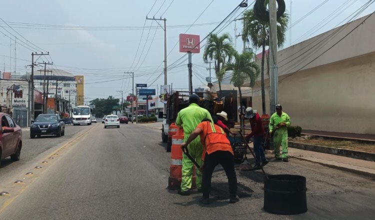 ¡De última hora! Reparan fugas y baches en Av. Méndez ante Desfile de Carros Alegóricos