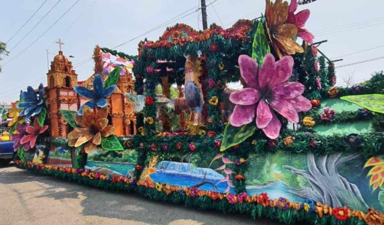 Esperan carros alegóricos inicio del desfile aparcados en la zona CICOM