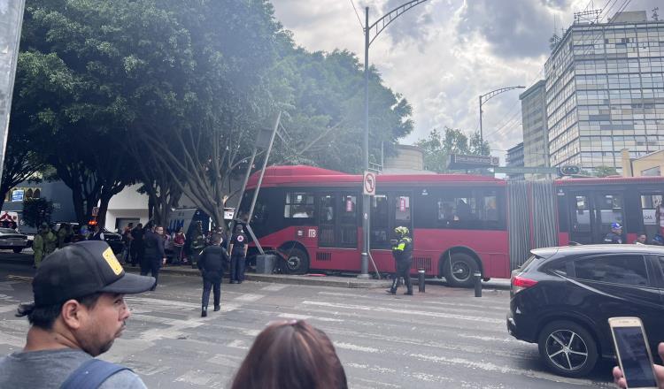 Metrobús de la CDMX choca contra árbol y deja al menos dos decenas de heridos