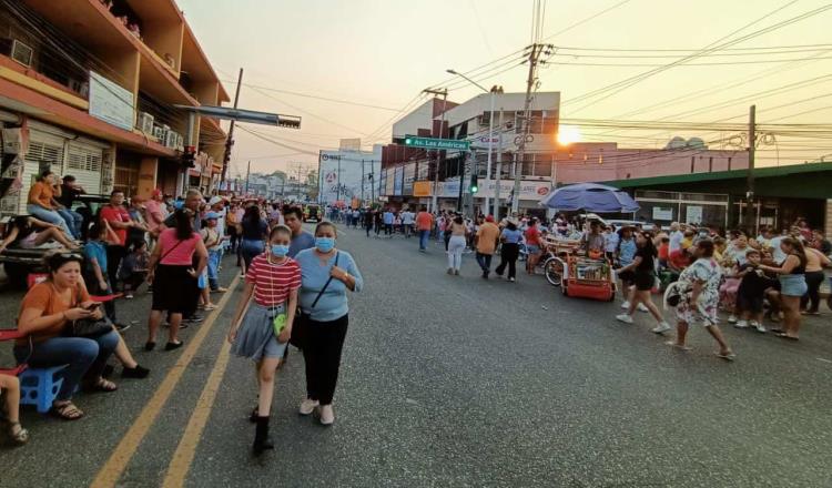 Tabasqueños se olvidan del Covid -19 durante el desfile de carros alegóricos