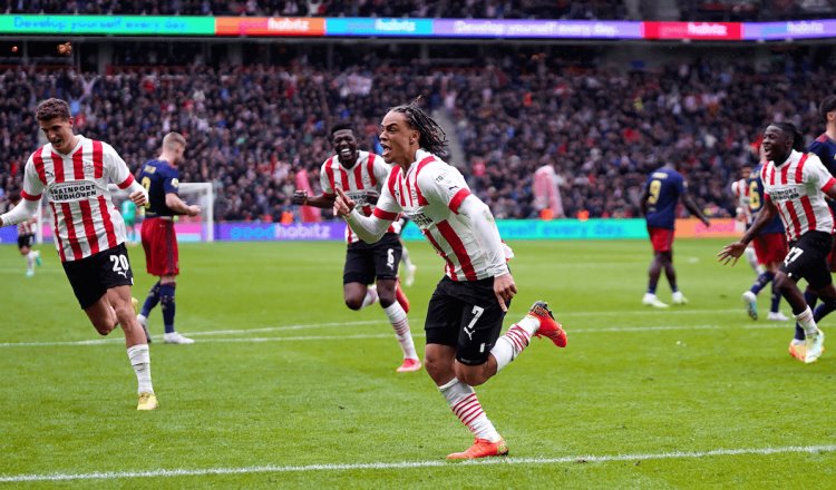 En duelo de mexicanos, el PSV propina goleada al Ajax