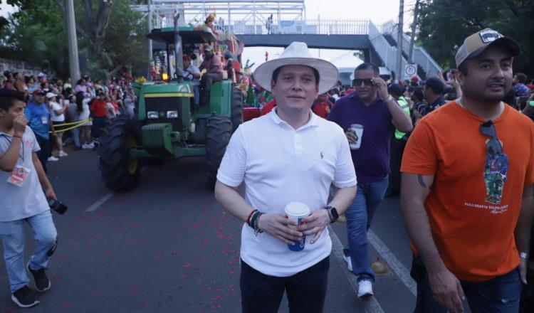 Chelo Cano camina junto a su embajadora durante Desfile de Carros