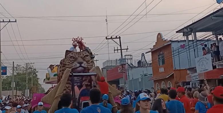 Cable de alta tensión echa chispas durante paso de carro alegórico de Tenosique, a la altura de Tamulté