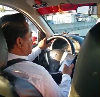 Exhiben a taxista de Nacajuca haciendo videollamada mientras conduce