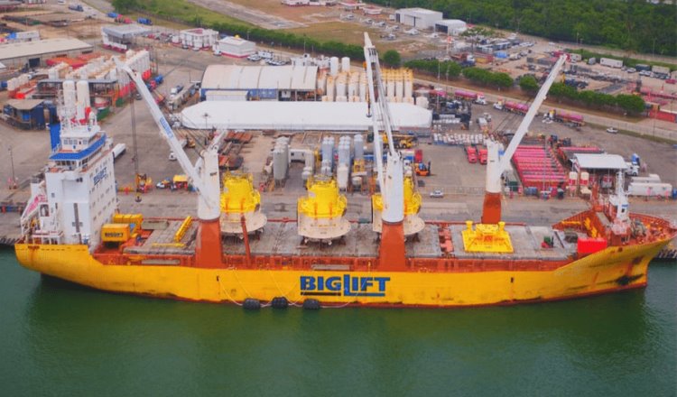 Atraca en Dos Bocas buque procedente de Indonesia con equipo para refinería Olmeca