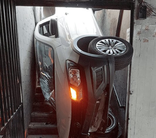 ¡Sólo en México! Camioneta derrapa y cae en escaleras en CDMX