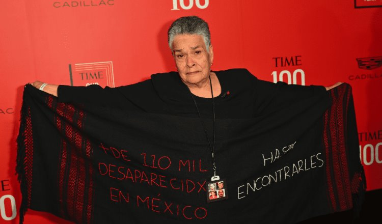María Herrera Magdaleno, madre buscadora, protesta con mensaje en gala de revista Time