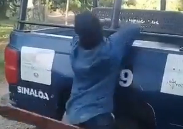 Policías de Sinaloa "tablean" a joven esposado a patrulla
