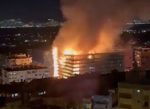 Incendio consume edificio de departamentos en Turquía