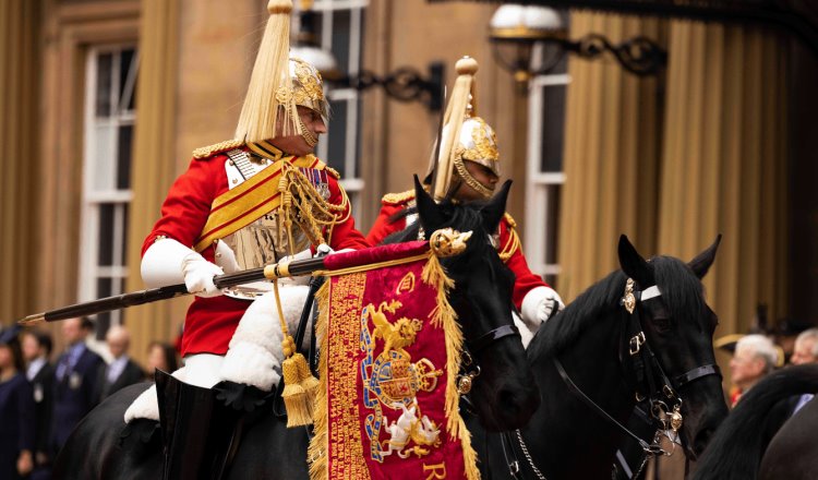 Rey Carlos III presenta nuevos estandartes y colores a las Fuerzas Armadas, a días de su coronación
