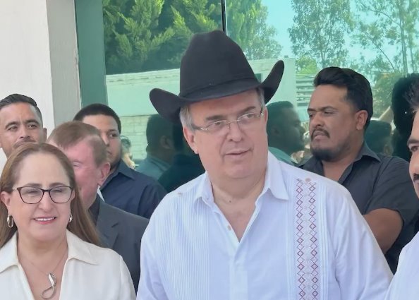 Ebrard baila y toca con banda en Durango