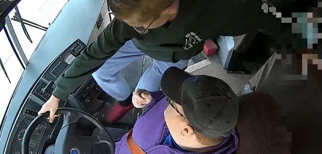 ¡Héroe! Niño toma control de autobús escolar luego de que chofer se desmayara