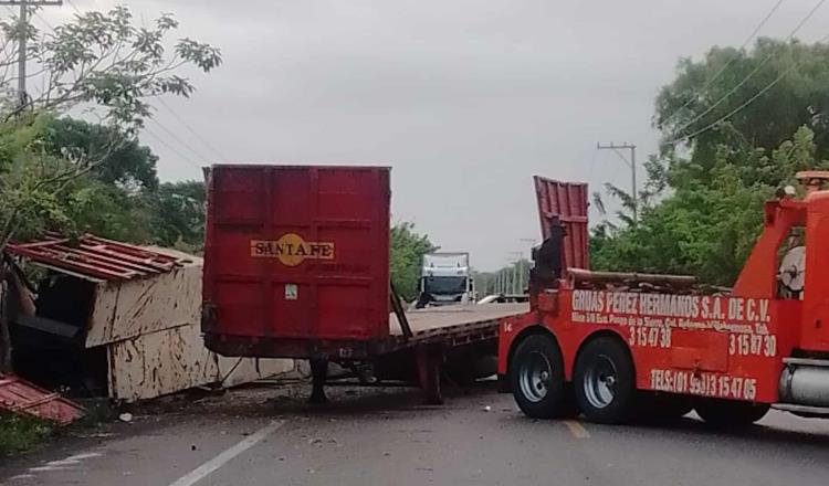 Vuelca tráiler en la Frontera-Ciudad del Carmen