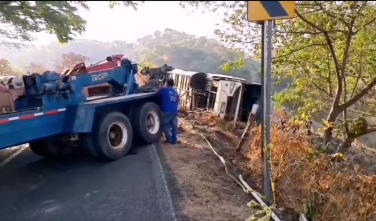 En Nayarit, volcadura de autobús deja 18 muertos