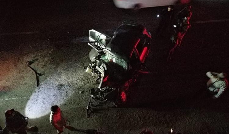 Conductor termina prensado al chocar contra puente peatonal en la vía Paraíso – Comalcalco