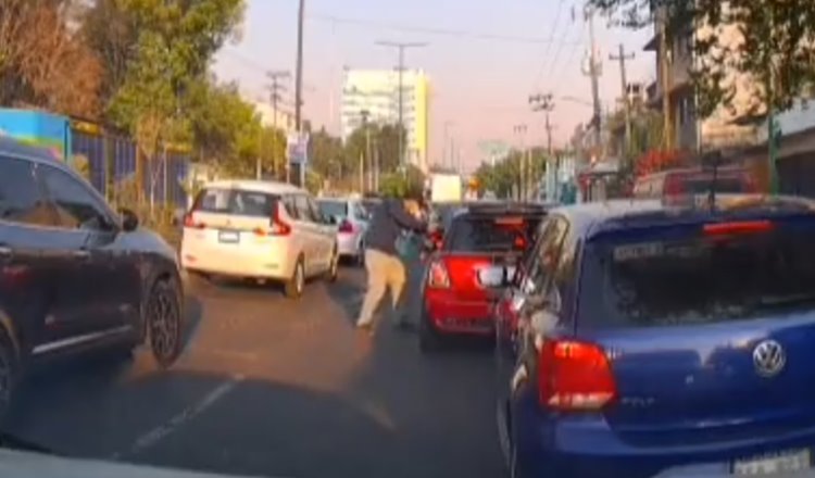 ¡Asalta en medio del tráfico! Sujeto roba a automovilista en Iztapalapa