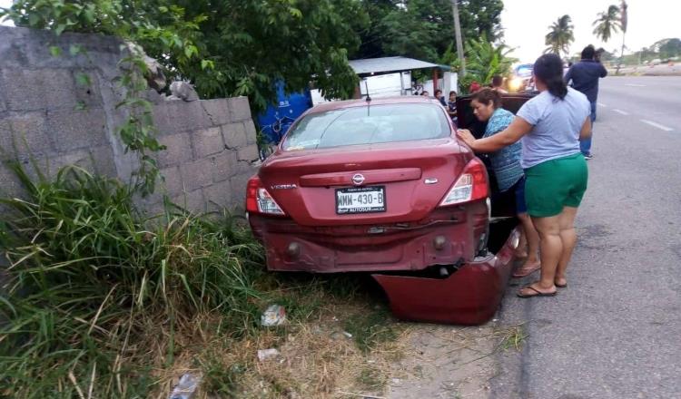 Pierde el control de su vehículo y choca contra barda en la Villahermosa-Cárdenas